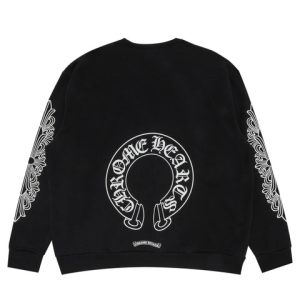 Maglia nera con fiori e ferro di cavallo cromato