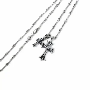 MAŁY NASZYJNIK Z KRZYŻYKIEM I TYŁKIEM DZIECKA Z DIAMENTAMI